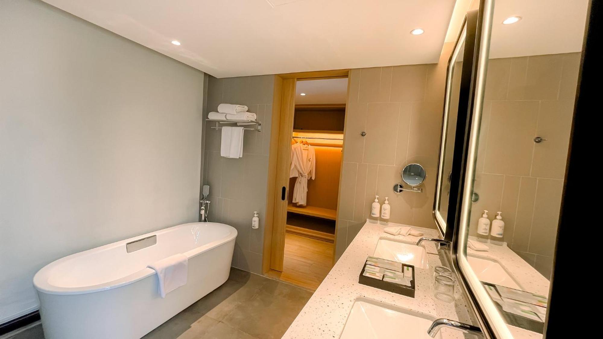 Holiday Inn Lampung Bukit Randu By Ihg Bandar Lampung Esterno foto